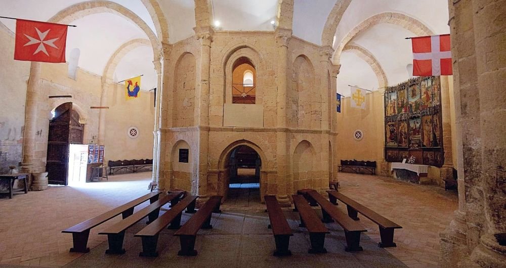 Interior of the Church of the True Cross (Iglesia de la Vera Cruz Segovia), Castile and León, Spain [Edited Photograph]. Credit: Zangarreon. Licensed under CC BY-SA 4.0. 