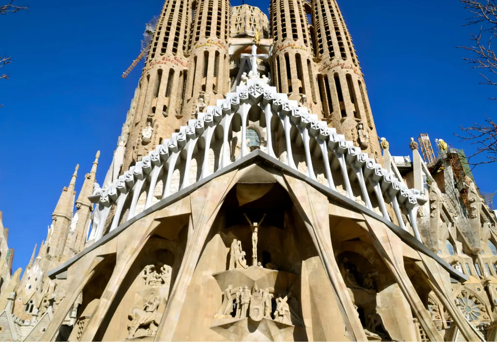 Antoni Gaudí: La Sagrada Família (1882-presente) Barcelona.