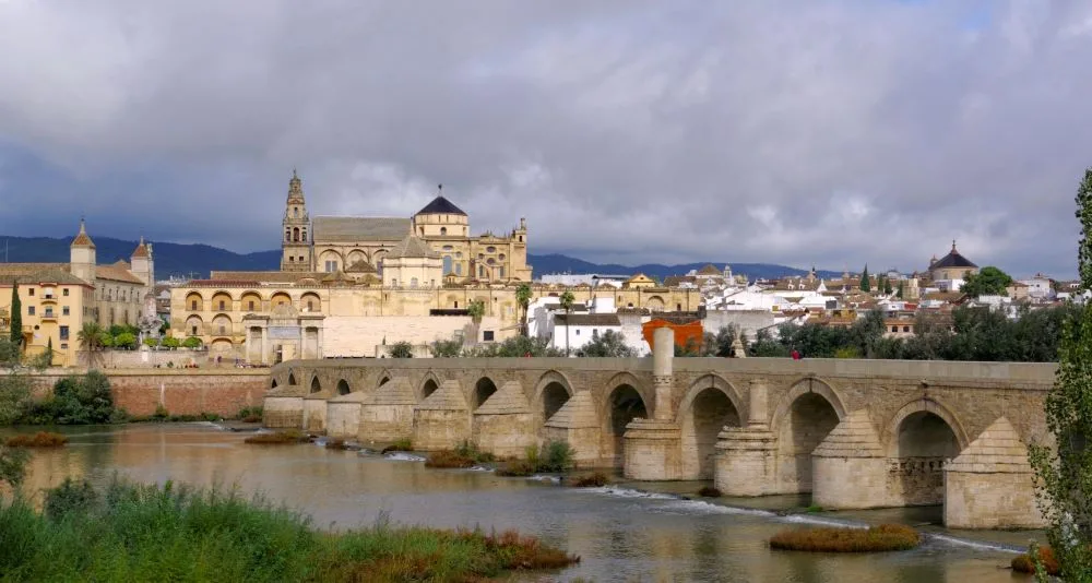 PanorÃ¡mica de CÃ³rdoba: Un Tapiz Urbano Entretejido con Historia, Cultura y la Majestuosa Mezquita-Catedral que se Eleva en el CorazÃ³n de AndalucÃ­a.