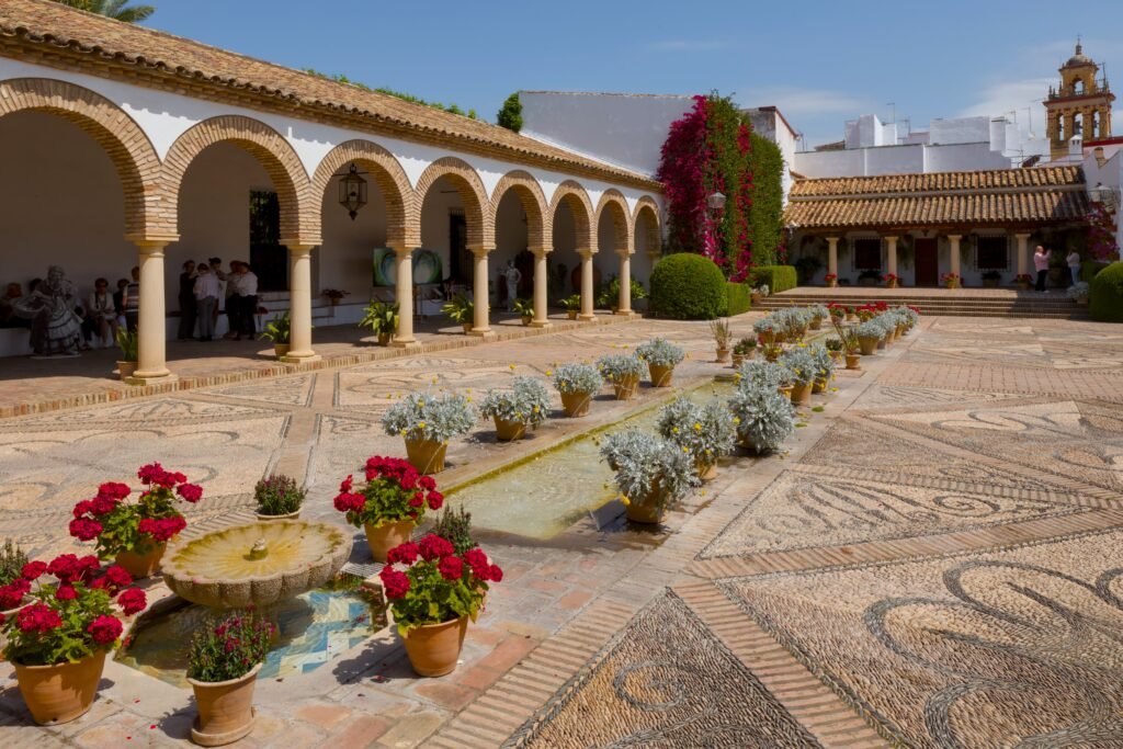 Patio de las Columnas, Viana Palace, Córdoba (Spain) [Edited Photograph]. Credit: Benjamin Smith. Licensed under CC BY-SA 4.0. 