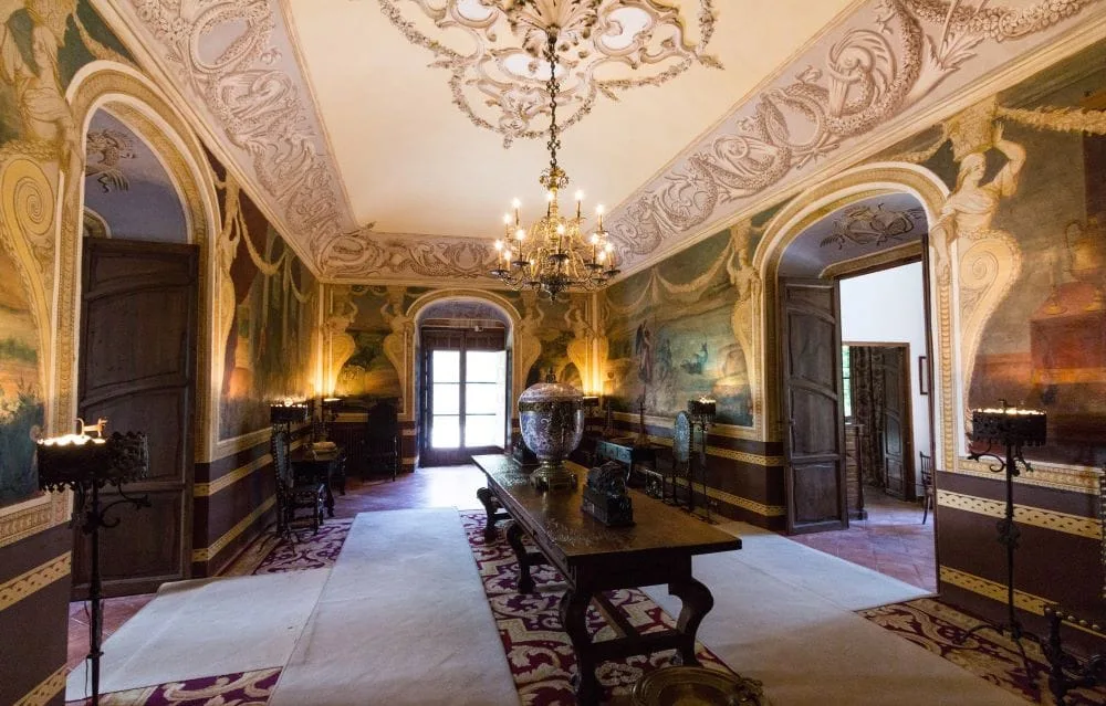Tobias Hall, named after 18th-century anonymous murals depicting the biblical story of the Book of Tobias with the Archangel Raphael, a revered figure in Córdoba, restored by León Abadías with added garlands and caryatids, featuring a visual axis that connects the Archive Courtyard and the Patio de las Rejas, reflecting the aristocracy's desire to display their opulence and social status.