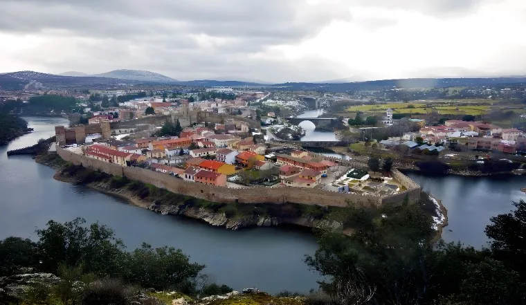 Scenic overlook of Buitrago de Lozoya, capturing the essence of this picturesque Spanish town.