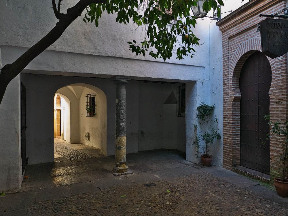 Calleja de la Hoguera, former Jewish Quarter, Córdoba, Spain [Edited Photograph]. Credit: Jl FilpoC. Licensed under CC BY-SA 4.0. 