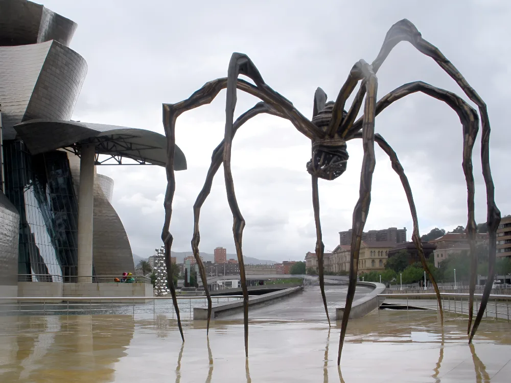 Louise Bourgeois Maman (1999) bronze, stainless steel, and marble sculpture, Guggenheim Museum, Bilbao.