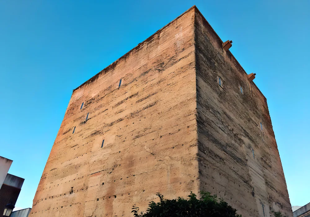 Torreón del Castillo, La Rambla, Córdoba, Spain [Photograph]. Credit: CFA1877. Wikimedia Commons. Licensed under CC BY-SA 4.0.