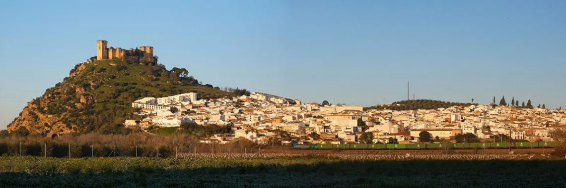 Almodóvar del Río panorama, Córdoba, Spain [Photograph]. Extracted from-credit-Kallerna. Wikimedia Commons. Licensed under CC BY-SA 4.0._edited