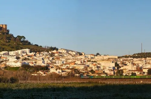 Almodóvar del Río panorama, Córdoba, Spain [Photograph]. Extracted from-credit-Kallerna. Wikimedia Commons. Licensed under CC BY-SA 4.0._edited