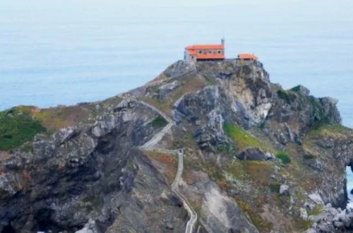 Gaztelugatxe Island [Photograph]. Credit: Walle-molle. Published under Creative Commons Attribution-Share Alike 4.0 International license.