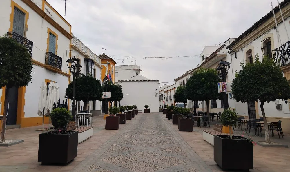 Plaza de la Constitución, Almodóvar del Río, Córdoba, Spain [Photograph Edited]. Extracted from / credit: CFA1877. Wikimedia Commons. Licensed under CC BY-SA 4.0.