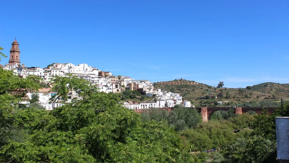 Puente de las Donadas and the Guadalquivir River, Montoro, Córdoba, Spain [Photograph]. Credit: Jesús García Campos / Instituto Andaluz del Patrimonio Histórico via Wikimedia Commons. Licensed under CC BY 4.0. 