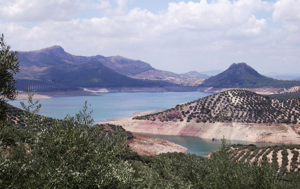 Pantano de Iznájar, Córdoba, Spain [Photograph]. Credit: Juan E. M. via Wikimedia Commons. Licensed under CC BY-SA 3.0. 