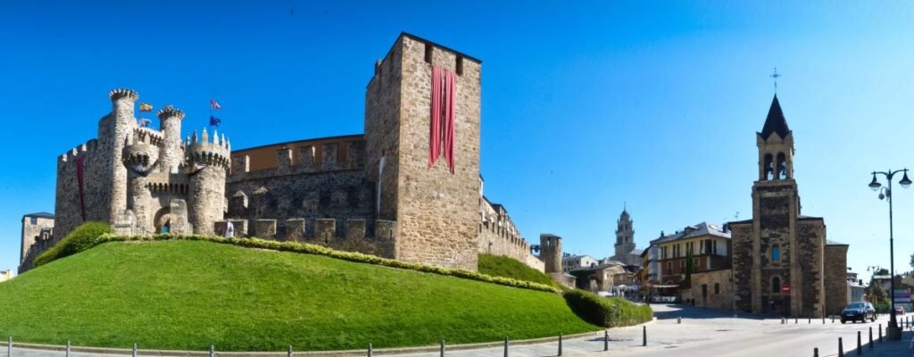 Ponferrada Castle, León, Spain [Photograph]. Credit: D. Rovchak. Wikimedia Commons. Licensed under CC BY-SA 4.0.