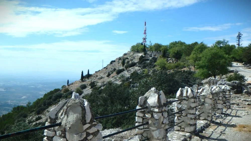 View from Cabra, Córdoba, Spain – Mirador sobre La Nava [Photograph]. Credit: Jürgen Schneider via Panoramio (archived) via Wikimedia Commons. Licensed under CC BY-SA 3.0. 
