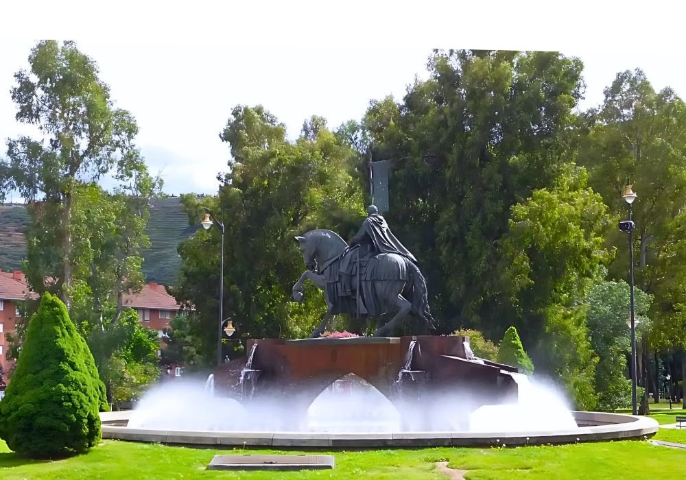 A photograph of a Templar statue fountain in Ponferrada, León, Spain. The monument pays tribute to the town’s Templar heritage, reflecting its medieval history and connection to the famous Templar Castle.