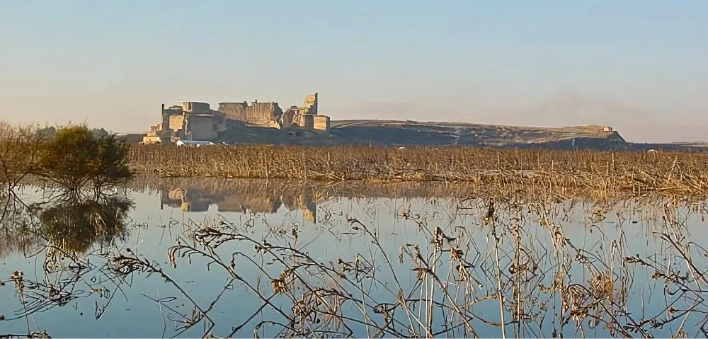 A panoramic view of Calatrava la Vieja in Ciudad Real, Castilla-La Mancha, Spain, showcasing the medieval fortress and surrounding landscape.