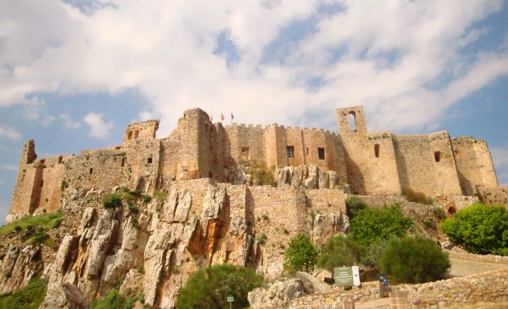 A panoramic view of the Castle-Convent of Calatrava La Nueva in Aldea del Rey, Castilla-La Mancha, Spain, highlighting its medieval fortress walls and historic architecture, once the headquarters of the powerful Order of Calatrava.