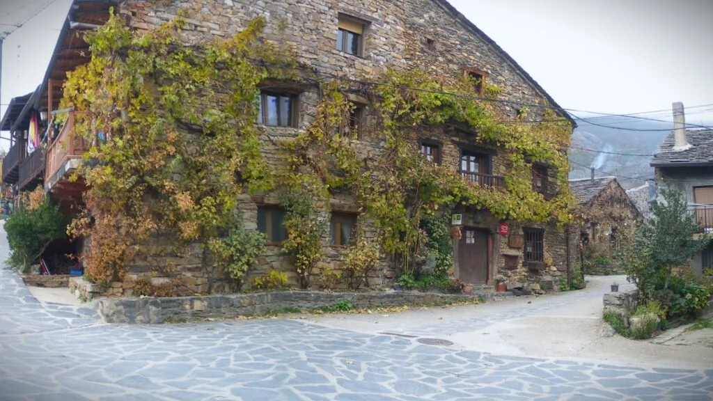 21.	Valverde de los Arroyos, Guadalajara, Spain [Photograph]. Credit: Luis Garcia Castro. Wikimedia Commons. Licensed under CC BY-SA 3.0.