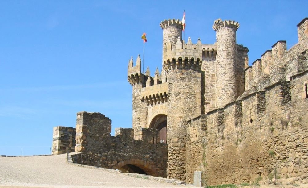 Ponferrada Templar Castle, León, Spain [Photograph]. Credit: Alejandro Bolado. Wikimedia Commons. Licensed under CC BY-SA 2.5.