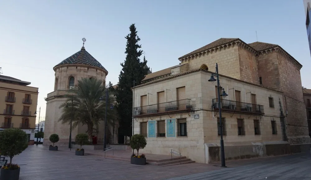 Urban Square in Lucena, Córdoba, Spain [Photograph]. Credit: Johannes Schwanbeck / Wikimedia Commons.