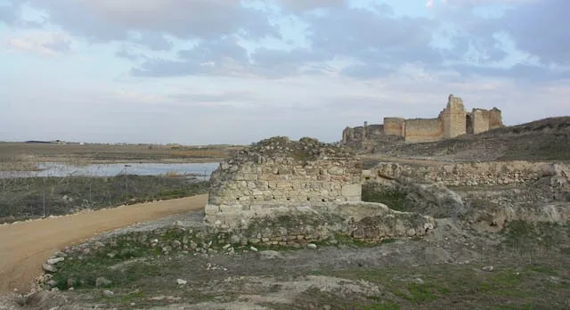The coracha of Calatrava la Vieja in Ciudad Real, Castilla-La Mancha, Spain—an advanced Moorish defensive structure extending towards the Guadiana River, designed to protect water access within the fortress.