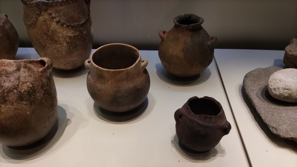 Neolithic Pottery from Cueva de los Murciélagos, Zuheros (Córdoba, Spain) [Photograph]. Credit: ANAGSPC. Licensed under CC BY-SA 4.0. 