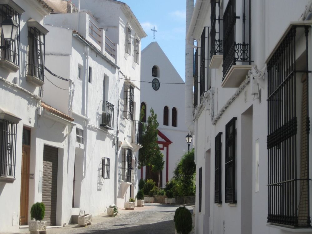 Corner of Zuheros with the Church of Nuestra Señora de los Remedios in the Background [Photograph]. Credit: Julen Iturbe-Ormaetxe. Licensed under CC BY-SA 2.0. 