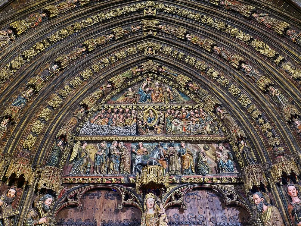 Tympanum of Santa María de los Reyes, Laguardia, Basque Country [Edited Photograph]. Credit: Jl FilpoC. Licensed under CC BY-SA 4.0.