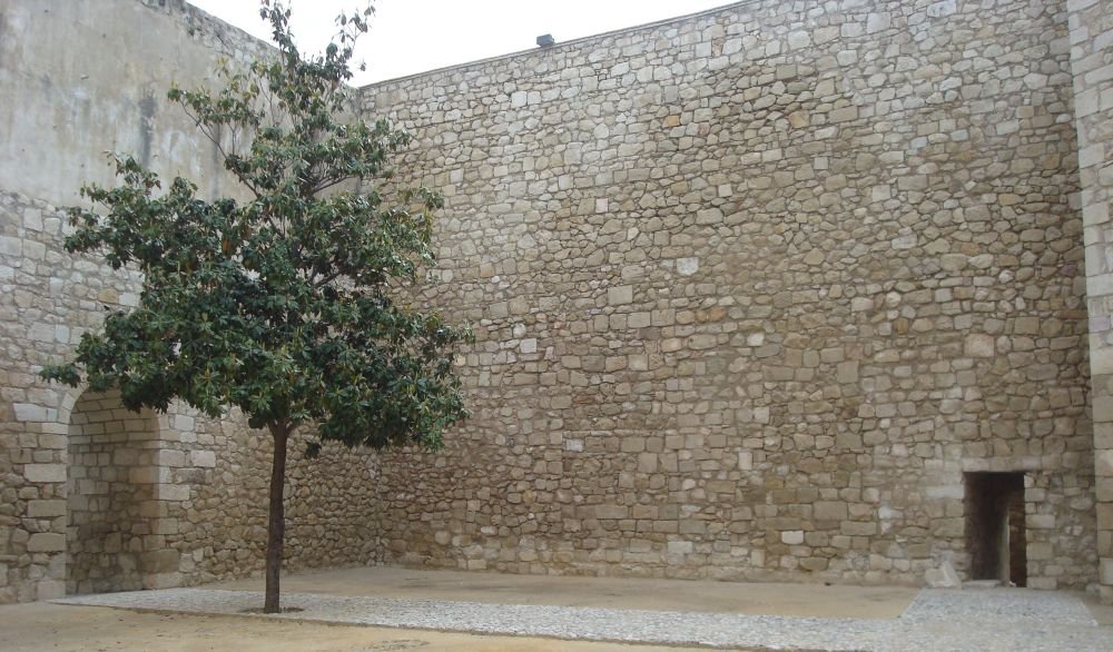 Castillo del Moral, Lucena (Córdoba), Spain [Photograph]. Credit: Luis Rogelio HM. Licensed under CC BY-SA 2.0. 