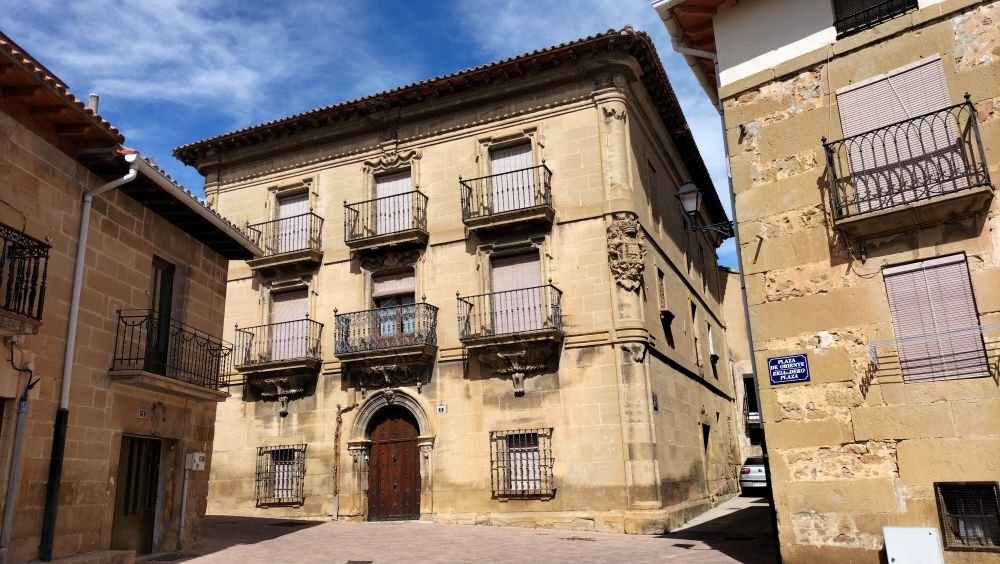 Palace Building in Elvillar (Álava), Spain [Photograph]. Credit: Ibai1984. Licensed under CC BY-SA 4.0. 
