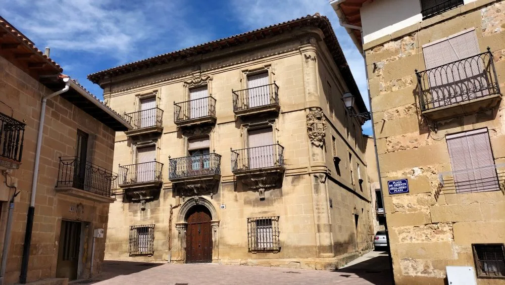 Palace Building in Elvillar (Álava), Spain [Photograph]. Credit: Ibai1984. Licensed under CC BY-SA 4.0. 