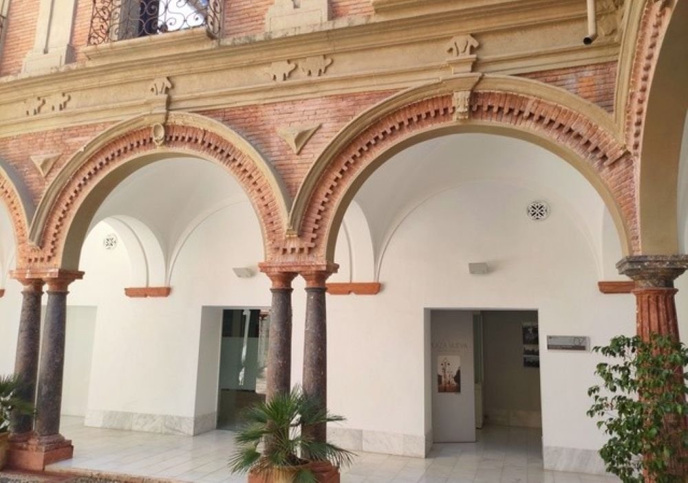 Arches of the Patio, Palacio de los Condes de Santa Ana, Lucena (Córdoba), Spain [Photograph]. Credit: Flexar. Licensed under CC BY-SA 4.0. 