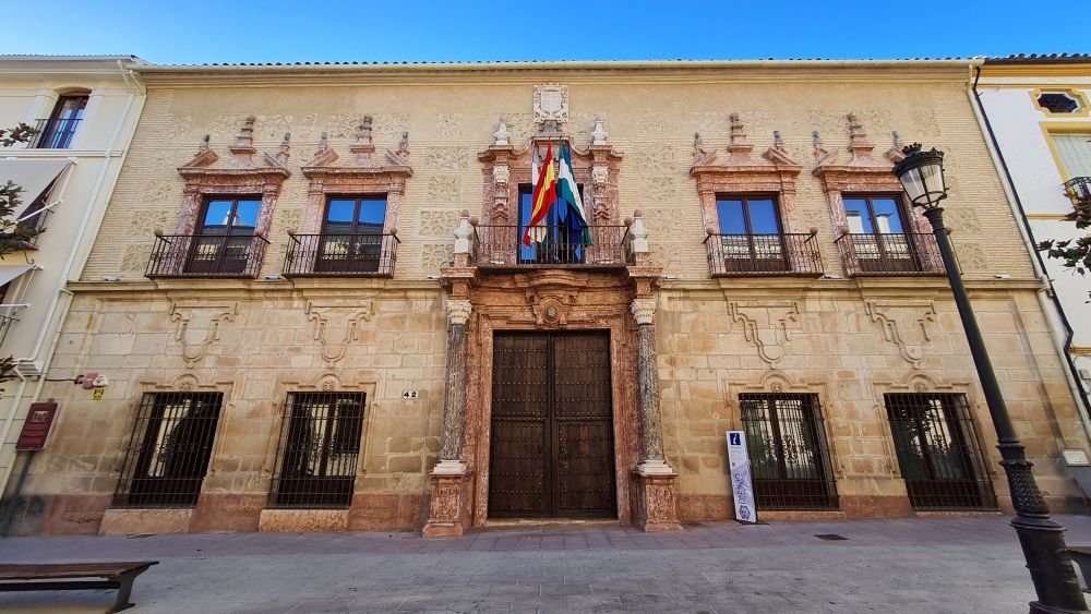 Façade of the Palacio de los Condes de Santa Ana, Lucena (Córdoba), Spain [Photograph]. Credit: JamesNarmer. Licensed under CC BY-SA 4.0. 