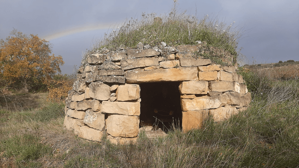 Stone Vineyard Shelter (Guardaviñas), Elvillar (Álava), Spain [Photograph]. Credit: Mentxuwiki. Public domain (CC0 1.0). 