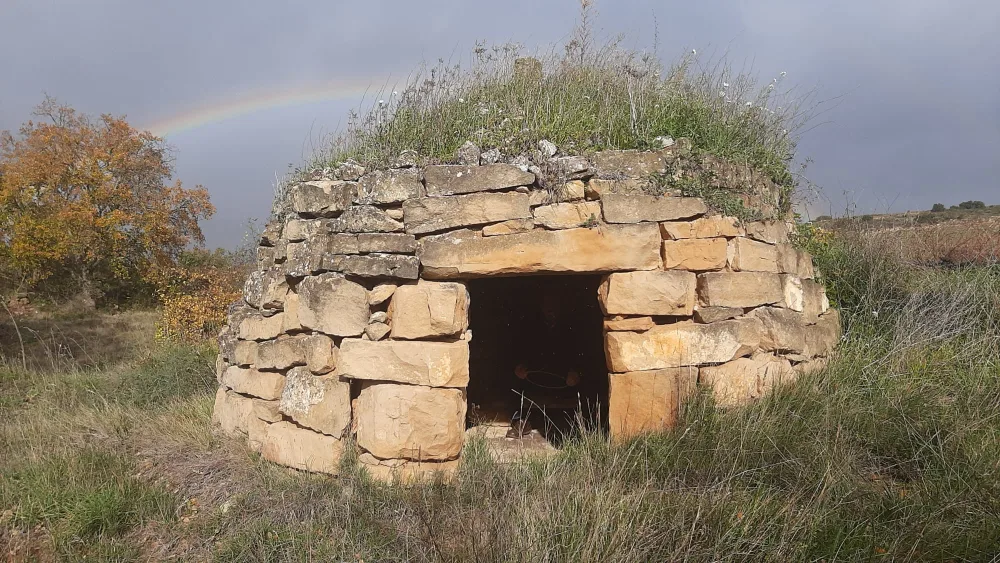 Stone Vineyard Shelter (Guardaviñas), Elvillar (Álava), Spain [Photograph]. Credit: Mentxuwiki. Public domain (CC0 1.0). 