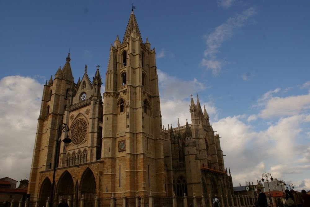 West Facade of León Cathedral, Spain [Photograph]. Credit: AdriPozuelo. Licensed under CC BY-SA 3.0 ES. 