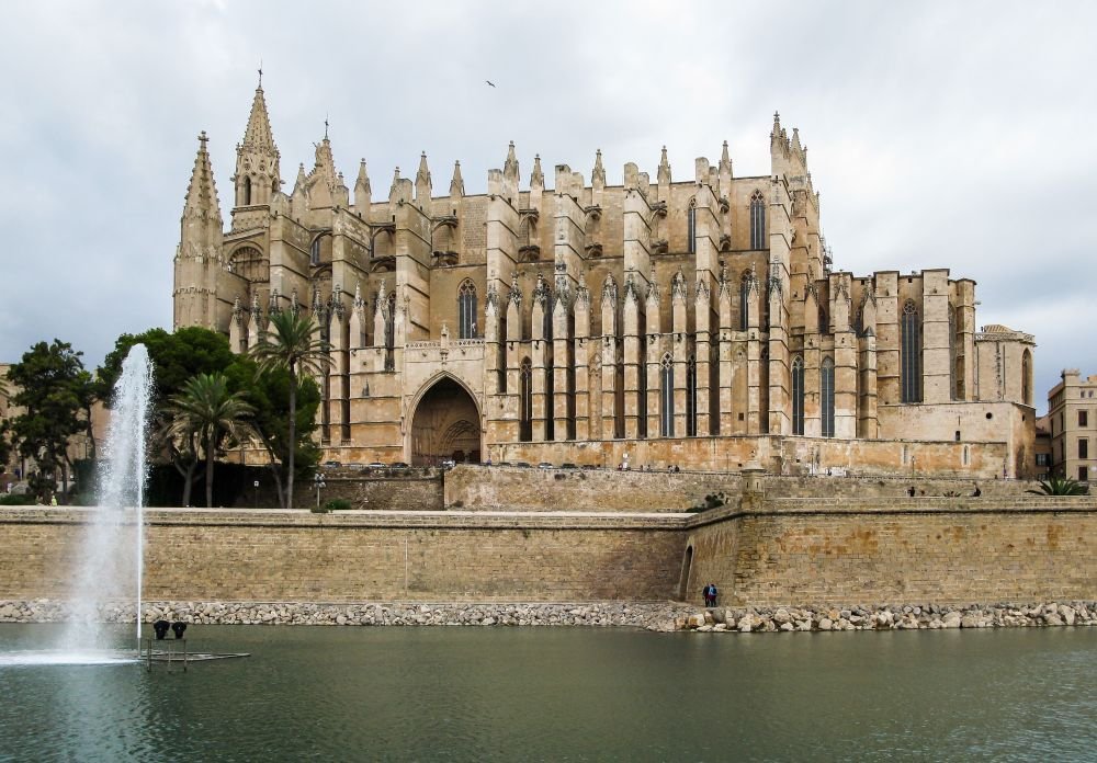 La Seu Cathedral in Palma de Mallorca, Spain [Photograph]. Credit: Dietmar Rabich. Licensed under CC BY-SA 4.0. 