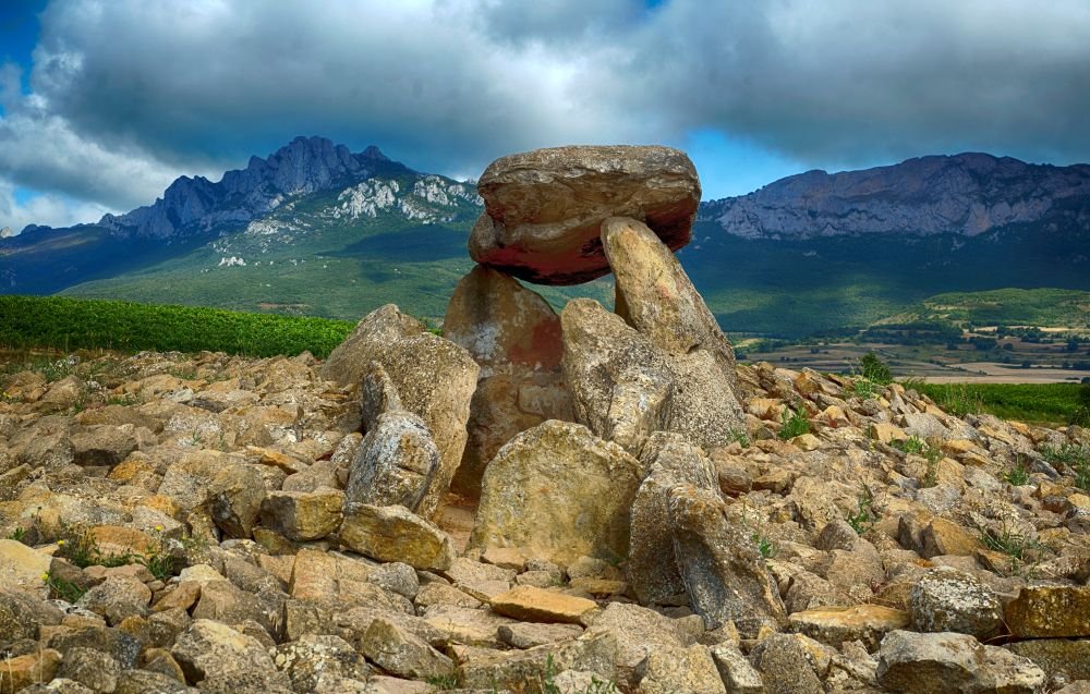 Dolmen of La Chabola de la Hechicera, near Bilar (Elvillar, Spain) [Photograph]. Credit: Ángel M. Felicísimo. Licensed under CC BY 2.0. 