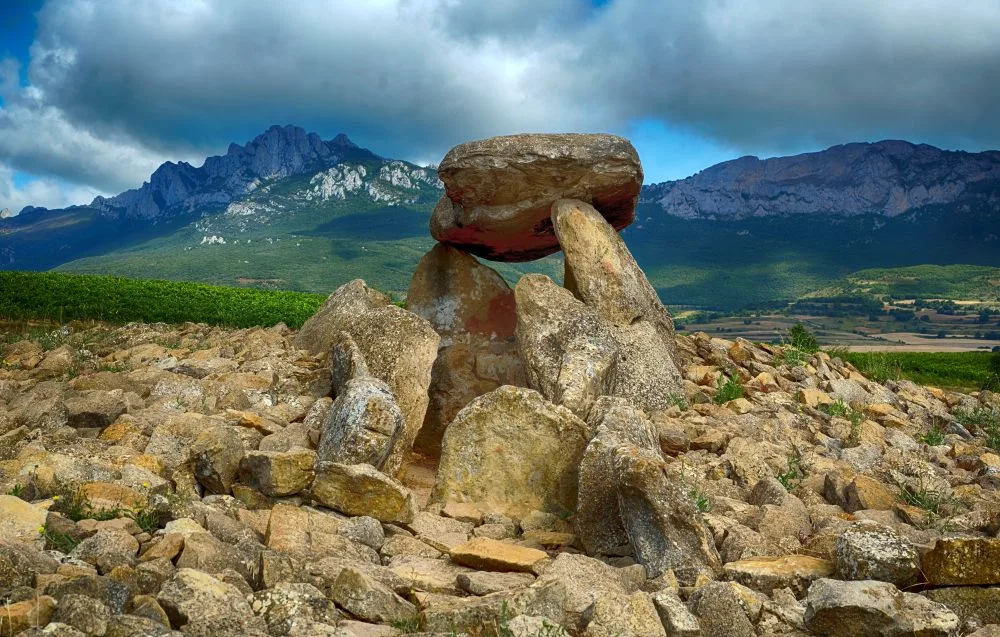 Dolmen of La Chabola de la Hechicera, near Bilar (Elvillar, Spain) [Photograph]. Credit: Ángel M. Felicísimo. Licensed under CC BY 2.0. 