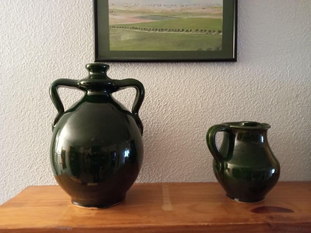 Lucentine Green-Glazed Pottery Jug (possibly by Isidoro Granados Luque), Lucena (Córdoba), Spain [Photograph]. Credit: Latemplanza. Licensed under CC BY-SA 4.0. 